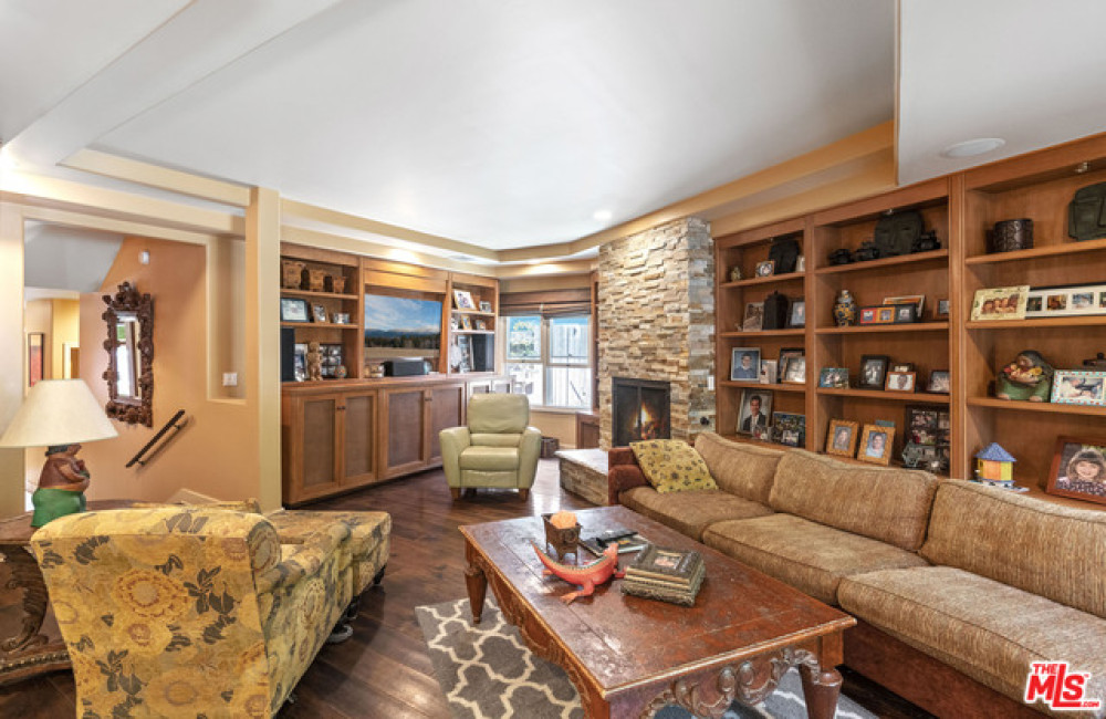 7516 Mcconnell Ave, Los Angeles CA 90045
