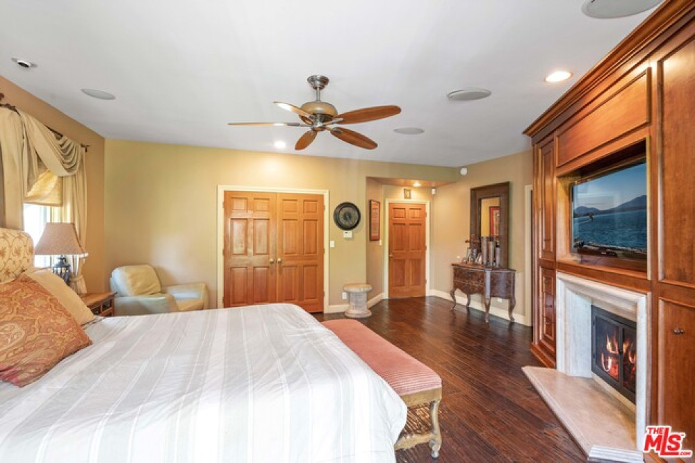 7516 Mcconnell Ave, Los Angeles CA 90045