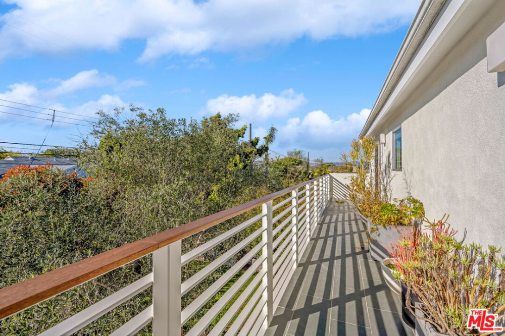 7321 Dunfield Ave, Los Angeles CA 90045