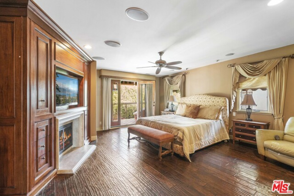 7516 Mcconnell Ave, Los Angeles CA 90045